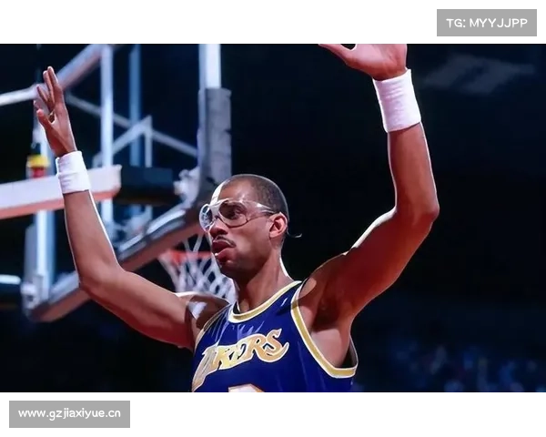 NBA75大巨星Top4:卡里姆·阿卜杜尔 - 贾巴尔 NBA75大巨星Top4:卡里姆·阿卜杜尔 - 贾巴尔